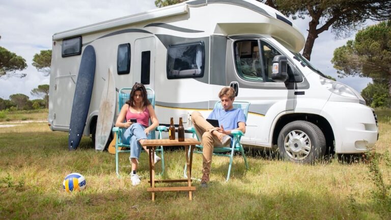 Mit dem Wohnmobil auf Tour: Wie man sich auf lange Fahrten vorbereitet