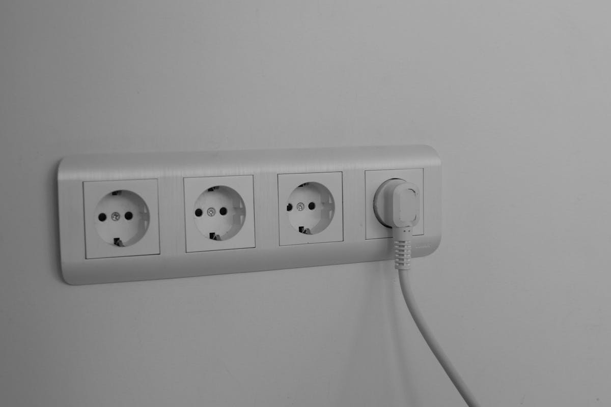 Steckdose funktioniert nur, wenn Motor läuft