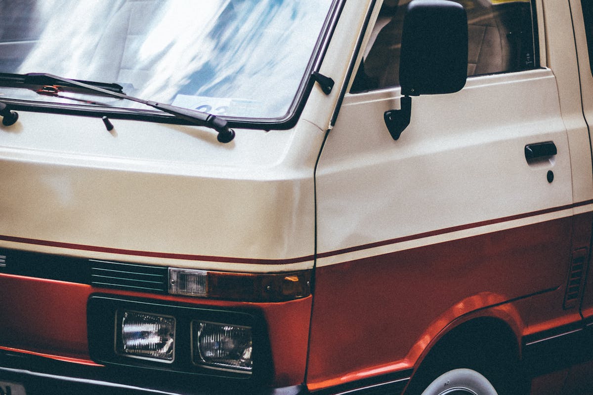 Kastenwagen-Frontscheibe klappert bei schneller Fahrt