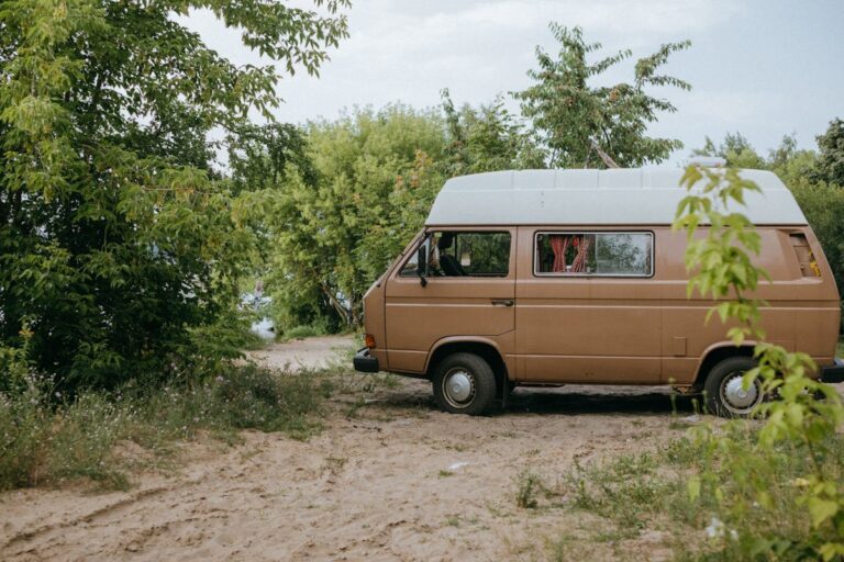Wohnmobil-Kastenwagen verliert Luft aus Reifenventilen